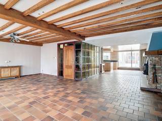 This large apartment is offered for sale at Dorp West 20 in Zwijndrecht. It is very centrally located near the church square and the shopping...