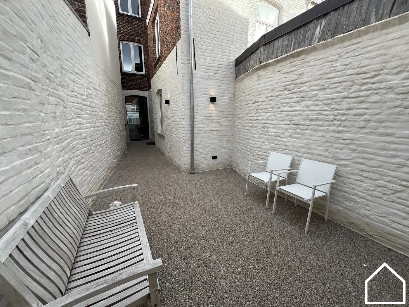 INSTAPKLARE WONING MET 3 SLAAPKAMERS, TERRAS EN AUTOSTANDPLAATS IN HET CENTRUM VAN IEPER - foto 3