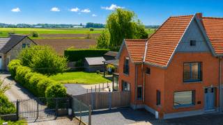 Ontdek deze woning zodat je sfeervol en zorgeloos kan wonen aan de rand van het Leen. Prachtige halfopenbebouwing waar comfort en een...