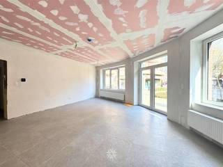 <p><span>GENT - Paul Fredericqstraat: </span><span>ben je op zoek naar een instapklaar en gerenoveerd handelspand op een centrale locatie te huur in Gent? Dan is dit pand mogelijk iets voor jou.</span></p><p><span> </span></p><p><span>De belangrijkste troeven in een notendop:</span></p><ul><li><span>Centrale ligging nabij centrum Gent</span></li><li><span>Recent gerenoveerd en energiezuinig (beschikt over 6 zonnepanelen)</span></li><li><span>Praktische indeling</span></li><li><span>Gezellige binnenkoer aanwezig</span></li></ul><p><span> </span></p><p><span>Indeling:</span></p><p><span>Het handelspand is rechtstreeks toegankelijk vanop straat. <br />Het pand omvat een ruime handelsruimte die zich perfect leent voor commerciële activiteiten of dienstverlening. Bovendien zijn er twee aparte ruimtes die ingericht kunnen worden als bureel, praktijkruimte of extra werkruimte.</span></p><p><span>Verder beschikt het pand over een berging en een apart toilet.</span></p><p><span> </span></p><p><span>Achteraan bevindt zich een binnenkoer, die bijdraagt tot extra lichtinval en een aangename buitenruimte. </span></p><p><span>Dankzij de functionele indeling en recente renovatie is dit pand onmiddellijk klaar voor gebruik.</span></p><p><span> </span></p><p><span>Belangrijke informatie:</span></p><p><span>Huurprijs: </span><span>1250 EURO/maand (excl. EGW)</span></p><p><span>Beschikbaar vanaf: </span><span>onmiddellijk</span></p><p><span>EPC: </span><span>A</span></p><p><span> </span></p><p><span>Neem contact op met Axel Lenaerts Makelaars voor meer informatie of een bezoek ter plaatse.</span></p><p><span> </span></p>