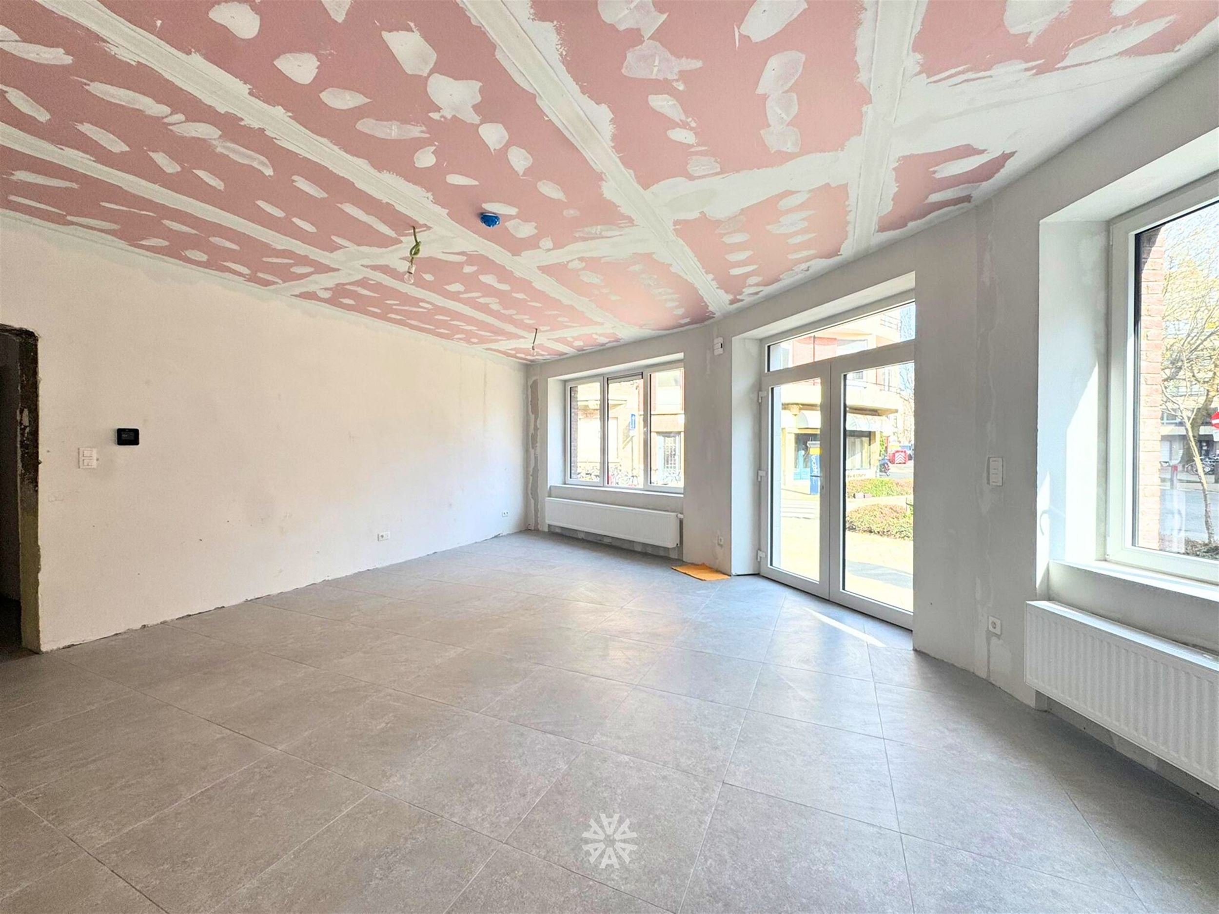 Gerenoveerd handelspand met gezellige binnenkoer te huur in Gent - foto 3