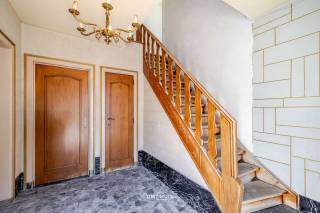 Bent u op zoek naar een ruime woning die u volledig naar eigen smaak kunt inrichten? Dan is deze te renoveren woning in Zele zeker het ontdekken waard.<br /><br />Deze enorme woning van 283m² heeft heel wat liefde nodig maar is een top-project voor wie zin heeft om de handen uit de mouwen te steken. Alle ramen werden reeds vernieuwd en zijn dubbel glas in PVC. <br /><br />De woning beschikt over maar liefst 4 slaapkamers, met de mogelijkheid om heel wat bijkomende kamers te creëren. Daarnaast zijn er 2 badkamers aanwezig, wat extra comfort en tal van indelingsmogelijkheden biedt.<br /><br />Ook de aanwezigheid van een garage is een mooie troef. Bovendien geniet u van een centrale ligging, op wandelafstand van winkels, scholen en openbaar vervoer.<br /><br />Dankzij de ruime indeling en het aanzienlijke renovatiepotentieel biedt deze eigendom heel wat mogelijkheden. Zowel gezinnen die op zoek zijn naar een ruime thuis als investeerders die potentieel willen benutten, vinden hier een interessante opportuniteit.<br /><br />Interesse om de mogelijkheden zelf te ontdekken? Dien dan een aanvraag in bij dit pand of bel tijdens de kantooruren naar ons kantoor via 052463803