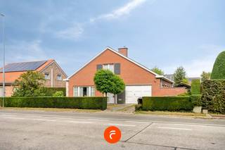 Ruime (12 meter façade op 15 meter diepte) woning die gezien haar leeftijd (BJ: 1969) een (energetische) renovatiebeurt vraagt. Het huis...