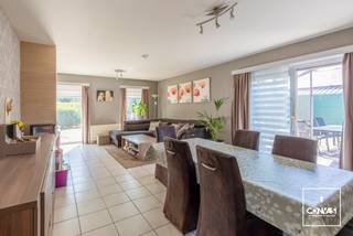 Deze licht op te frissen, ruime woning met<strong> vijf slaapkamers </strong>is gelegen in een <strong>doodlopende straat</strong> te Wondelgem in de nabijheid van verschillende uitvalswegen zoals de R4 en N9. In de buurt vindt u winkels, supermarkten, scholen, sportaccommodaties, openbaar vervoer en fietsroutes die u rechtstreeks tot in het centrum van Gent brengen. <strong>De totale perceeloppervlakte bedraagt 1028 m².</strong><br /><br />De woning bestaat uit een inkomhal, een apart toilet, een woonkamer met zit- en eethoek, een keuken met aanpalende bergruimte, drie gelijkvloerse slaapkamers en een badkamer. Op de verdieping vindt u nog een ruime badkamer met mogelijkheid tot het indelen van verschillende (slaap)kamers. Rondom de woning geniet u van een grote tuin voorzien van oprit, terras en ruime inpandige garage. Tenslotte is er ook nog een sauna waarvan u heerlijk kan genieten.<br /><br />Troeven: rustige ligging, <strong>grote tuin </strong>en <strong>ruime woning</strong><br /><br />Wenst u deze instapklare gezinswoning te bezoeken? Contacteer Yasmin via een online aanvraag of via yasmin@convas.be (met vermelding van uw telefoonnummer)