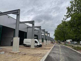 <strong>TECHNISCH<br /></strong><span>EXCL. BASISPAKKET UITRUSTINGEN</span><br /><strong><br /></strong>Nutsaansluitingen:<br />• Elektrisch<br />• Collectieve HS cabine van X KVA<br />• Gemeenschappelijk tellerlokaal<br />• 25D60 Tellerkast per unit, incl. teller van de nutsmaatschappij<br />• EXVB bekabeling vanuit dit tellerlokaal tot in de unit<br />• Water<br />• Gemeenschappelijk tellerlokaal<br />• Privatieve watertellers per unit<br />• Waterleiding in PE vanuit dit tellerlokaal tot in de unit<br />• Coax kabel, fiber kabel vanaf openbaar net tot in de unit<br /><br /><span>In elke unit:<br /></span><br />• Aansluitingsplaat in multiplex<br />• ALSB met differentiaal &amp; zekering<br />• Aardingspin<br />• Analoge brandcentrale incl. optische rookmelders (voor een leeg magazijn), handmelder en sirene<br />• Ledstraler boven de poort als buitenverlichting<br />• Elektrische aansluiting en indienststelling RWA koepel<br />• Elektrische aansluiting en indienststelling sectionaalpoort<br />• Wachtbuis voor plaatsing laadpaal aan parking<br />• Wachtbuis voor regenwaterrecuperatie (excl. pomp).<br />* maximaal een nuttige belasting van 5 kg/m²<br />- In elke loods is een zelfdragende achtwandige gebogen lichtstraat voorzien waarvan de beplating bestaat uit holle polycarbonaat spouwplaten (U-waarde 1,2 W/m²K). Deze hebben een opale uitvoering met een<br />plaatdikte van 2 x 10mm.<br />- Structuur + dak is voozien voor het plaatsen van PV installatie met max. belasting van 15 kg/m².