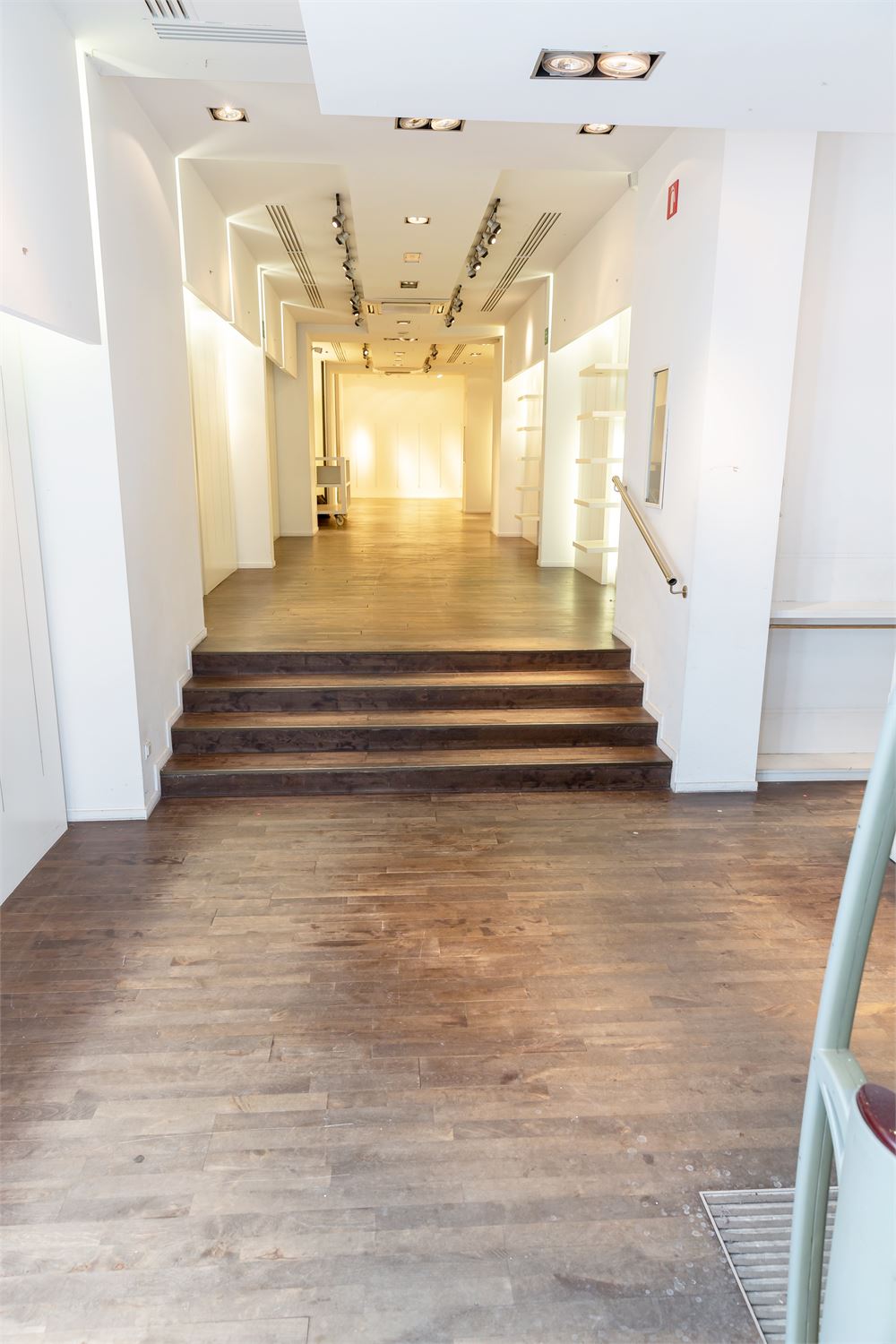 INSTAPKLAAR GELIJKVLOERS 140 M2 TOPLOCATIE - foto 5