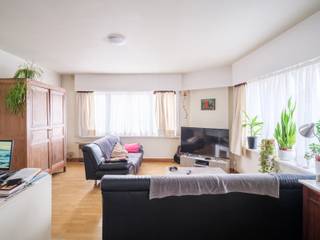 <p>Deze ruime opbrengsteigendom is ideaal voor investeerders! Oorspronkelijk vergund als handelspand met woonst, werd het gebouw in de loop der jaren heringedeeld naar 2 woonentiteiten. De overtreding is intussen strafrechtelijk verjaard, het pand kan zonder zorgen verder als residentieel verhuurde eigendom worden geëxploiteerd.</p>
<p>Het gebouw heeft een solide basis en biedt verschillende mogelijkheden, maar een opfrissing is aangewezen om het verhuurpotentieel optimaal te benutten. De indeling omvat twee wooneenheden, 1 per verdiep, wat potentieel heeft om een aantrekkelijk rendement te bieden.</p>
<p>Gelegen in het hart van Gentbrugge geniet dit pand van een uitstekende bereikbaarheid. Openbaar vervoer, belangrijke invalswegen, fietsvoorzieningen en alle nodige faciliteiten zoals winkels, scholen en ontspanningsmogelijkheden bevinden zich in de directe omgeving.</p>
