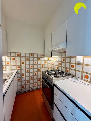 <p><span>Au centre d'Anvers, dans le quartier de Markgrave, se trouve ce spacieux appartement d'une chambre à coucher. </span></p><p><span>Il est bien desservi par les transports en commun ainsi que par les entrées et sorties d'autoroute.</span></p><p><span>Dans les environs, vous trouverez le Hof van Leysen, le Harmoniepark et des bars sympas pour passer un bon moment.</span></p><p><span> </span></p><p><span>Disposition :</span></p><p><span>Nous prenons les escaliers ou l'ascenseur pour monter au deuxième étage. Nous entrons dans l'appartement et nous nous trouvons dans un espace de vie spacieux et lumineux. Il y a une armoire et des toilettes séparées avec lave-mains. </span></p><p><span>Ensuite, nous trouvons la cuisine équipée de base.</span></p><p><span> </span></p><p><span>La chambre spacieuse (16m²) donne accès à la salle de bain. Elle est équipée d'un lavabo et d'une baignoire.</span></p><p><span> </span></p><p><span>Informations utiles :</span></p><ul><li><span>Charges communes : €90, </span><span>comprenant :</span><span> fourniture d'eau, minuterie, entretien des parties communes et de l'ascenseur.</span></li><li><span>Garantie locative : 3 mois</span></li><li><span>Description du terrain : €225 (par lot) </span></li><li><span>Disponibilité : 01/03/2026</span></li><li><span>EPC : 147 kWh/m²</span></li></ul><p><span> </span></p><p><span>Pour une visite sur place, veuillez nous contacter au 03 449 42 41 ou prendre rendez-vous en ligne pour voir cette propriété !</span></p><p><span>Pour plus d'informations, visitez www.habicom.be </span></p><p><span> </span></p>