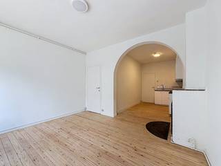 Droom je ervan om te wonen op een uitstekend bereikbare locatie? Gelegen aan de levendige Herentalsebaan bevind je je op wandelafstand van tal van winkels, openbaar vervoer en gezellige horeca. Je geniet hier van een centrale ligging in Deurne, gecombineerd met modern wonen.<br /><br />Indeling van het appartement:<br /><br />-Woonkamer (15,6 m²): Gezellige en ruime leefruimte op parketvloer.<br />-Keuken (9,6 m²): uitgeruste keuken voorzien van een dubbele spoelbak, combi-oven en gasfornuis.<br />-Slaapkamer 1 (9,5 m²): Volwaardige, comfortabele slaapkamer.<br />-Slaapkamer 2 (14,8 m²): Ruime tweede slaapkamer, ideaal als master bedroom.<br />-Badkamer (7,0 m²): Badkamer met inloopdouche en enkel lavabomeubel<br />-Aparte toiletruimte (2,6 m²): Praktisch afzonderlijk toilet.<br /><br />Bijzonderheden:<br /><br />-Volledig recent vernieuwd<br />-Geen maandelijkse vaste kosten<br />-Beschikbaar vanaf 01/09/2026<br />-Uitstekende bereikbaarheid via tram, bus en belangrijke invalswegen<br />-EPC E