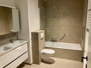 Dit 175m² grote appartement, is bij het binnenkomen voorzien van een ruime inkomhal,waarlangs u toegang krijgt tot de lichtrijke aangename living,...