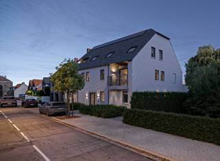 <p>Ontdek dit stijlvolle en kleinschalige nieuwbouwproject in de Dorpsstraat in Machelen, waar comfortabel en energiezuinig wonen centraal staat. </p><p>Dankzij de uitstekende ligging geniet u hier van het beste van twee werelden: wonen in een aangename dorpsomgeving met alle dagelijkse voorzieningen in de nabije omgeving.</p><p> </p><p>Het project omvat slechts 6 kwalitatieve nieuwbouwappartementen (wees er dus snel bij), wat zorgt voor een aangenaam en kleinschalig karakter.</p><p>Start der werken voorzien begin ‘2027 en oplevering zomer ‘2028.</p><p> </p><p>De verschillende types appartementen bieden voor elk wat wils. </p><p>Op het gelijkvloers bevinden zich drie appartementen, waaronder een appartement met één slaapkamer en twee appartementen met twee slaapkamers. </p><p>Alle gelijkvloerse appartementen genieten bovendien van een aangename private tuin.</p><p> </p><p>Op de eerste verdieping bevinden zich twee comfortabele appartementen met 2 slaapkamers en terras.</p><p>Als absolute blikvanger beschikt het project daarnaast over een ruim dakappartement met 3 slaapkamers.</p><p>De appartementen worden ontworpen met aandacht voor hedendaags wooncomfort, een praktische indeling en energiezuinig wonen. </p><p>Zo beschikt elk appartement over elk min. 5 zonnepanelen. </p><p>Hierdoor vormt dit project zowel een interessante keuze voor eigen bewoning als voor wie op zoek is naar een vastgoedvastgoed met toekomstpotentieel (6% BTW mogelijk!).</p><p> </p><p>Ook op vlak van parkeren biedt het project extra mogelijkheden. </p><p>Bij de aankoop van een appartement kan optioneel een autostaanplaats worden aangekocht voor € 8.500 en/of een garage voor € 27.500, zodat u steeds over een comfortabele parkeeroplossing beschikt.</p><p> </p><p>Verschillende winkels, voorzieningen en het dorpsleven bevinden zich binnen handbereik. </p><p>Tegelijkertijd geniet u van een vlotte verbinding naar o.a. Deinze.</p><p> </p><p>Bent u op zoek naar een energiezuinig nieuwbouwappartement met tuin of terras op een uitstekende ligging in het pittoreske Machelen aan de Leie? </p><p>Contacteer ons voor meer informatie.</p>