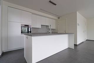 Prachtig appartement met ruim zonneterras achteraan nabij centrum Pittem.<br /><br />Het appartement bevindt zich op de eerste verdieping van een kleine residentie met slechts 8 appartementen. Het appartement heeft een bewoonbare oppervlakte van 106 m² en een terras van 54 m².<br /><br />Er is een ruime leefruimte met open keuken, berging, nachthal, toilet, 2 slaapkamers en een badkamer.<br /><br />Achteraan het gebouw is er een afgesloten garagebox met automatische poort.