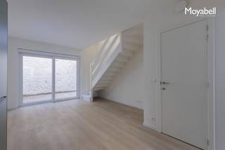 Deze moderne, bijna-energieneutrale nieuwbouwwoning met E-peil 15 is ideaal voor co-housing en bevindt zich op een toplocatie in Gent, vlak bij de Vrijdagmarkt en het historische Patershol.<br />De woning beschikt over 4 slaapkamers, verdeeld over verschillende verdiepingen, een ruime gemeenschappelijke leefruimte met open keuken en een zonnig terras. Daarnaast biedt de multifunctionele ruimte mogelijkheden als coworkingplek, bureau, bibliotheek of extra leefruimte.<br />De slimme indeling combineert gezamenlijk wonen met voldoende privacy. Dankzij de centrale ligging zijn winkels, horeca, cultuur en openbaar vervoer vlot bereikbaar.<br />Een energiezuinige en moderne woning, perfect voor wie samen wil wonen in het hart van Gent.