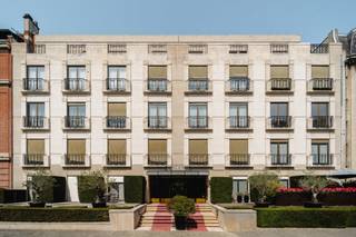 In the immediate vicinity of the Bois de la Cambre, within a private and secure enclosure, discover this elegant furnished flat of ± 152 m² (according to PEB), located on the first floor of the Vendôme residence. A true haven of tranquillity in the heart of the city.<br /><br />The flat opens onto a spacious entrance hall with cloakroom and guest toilet. The fully equipped kitchen enjoys a pleasant view of the green spaces. Adjacent to this, the dining room and bright living room open onto a balcony. The sleeping area consists of two bedrooms, each with built-in wardrobes and its own private bathroom. The luxury residence also offers exclusive access to a gym reserved for residents.<br /><br />Other advantages: PEB D-, optional underground parking space (€50,000), laundry room and private cellar, concierge and enhanced security, gym reserved for residents.<br /><br />Le Square du Bois enjoys an exceptional location on the edge of the Bois de la Cambre, in a quiet and unspoilt environment. Avenue Louise, with its shops and amenities, is in the immediate vicinity, as is public transport, offering quick and easy access to the city centre.<br /><br />For further information, please contact Salomé Philippart on +32 (0) 472 62 83 17.