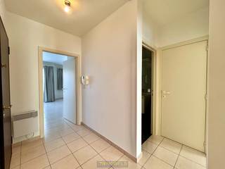 Dit appartement bevindt zich op het eerste verdieping en is gelegen in een AANGENAME STRAAT op wandelafstand van het CENTRUM van Ronse. Het...