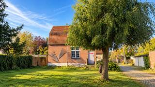 Te renoveren open bebouwing met 3 slaapkamers en tuin in Torhout<br /><br />Op zoek naar een woning die u volledig naar eigen smaak kunt renoveren? In de Kasteelstraat 23 in Torhout bevindt zich deze te renoveren vrijstaande woning op een perceel van 388 m².<br /><br />De woning dateert uit 1923 en beschikt over een bewoonbare oppervlakte van ca. 117 m². Met drie slaapkamers, vier gevels en een aangename buitenruimte vormt deze eigendom een interessante opportuniteit voor wie op zoek is naar een renovatieproject met potentieel.<br /><br />De bestaande woning biedt de mogelijkheid om de ruimtes en afwerking volledig opnieuw vorm te geven volgens de eigen woonwensen. <br />De tuin zorgt daarbij voor extra buitenruimte en maakt het pand interessant voor zowel koppels als gezinnen die bewust op zoek zijn naar een woning die ze stap voor stap kunnen vernieuwen.<br /><br />Ook de ligging is een troef. De woning bevindt zich in Torhout, met een vlotte verbinding naar het centrum en omliggende gemeenten. Winkels, scholen en andere dagelijkse voorzieningen zijn vlot bereikbaar.<br /><br />Troeven:<br />• Te renoveren vrijstaande woning<br />• 3 slaapkamers<br />• Ca. 117 m² bewoonbare oppervlakte<br />• Perceel van 388 m²<br />• 4 gevels<br />• Tuin en terras<br />• Volledig naar eigen smaak te renoveren<br />• Rustige ligging in Torhout<br />• Vlotte bereikbaarheid<br /><br />Een interessante opportuniteit voor wie op zoek is naar een te renoveren woning in Torhout en zelf zijn stempel wil drukken op zijn toekomstige thuis.<br /><br />Meer informatie of graag een bezoek ter plaatse?<br />Contacteer Simon via 0498 12 37 08 of simon@vicusvastgoed.be.
