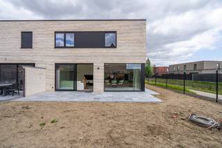 Gelegen op een boogscheut van het centrum van Roeselare vinden we deze perfect instapklare half open nieuwbouwwoning. Mede dankzij zijn optimale ligging ( gelegen in een doodlopende straat met een prachtig zuid/west oriëntatie) en zijn perfecte instapklare afwerking is deze woning absoluut een parel. <br />Deze woning wordt momenteel gebruikt als kijkwoning en is bijgevolg volledig geschilderd, voorzien van verlichtingsarmaturen en gordijnen.<br />Op de benedenverdieping vinden we een mooie leefruimte die uitgeeft over de volledige tuinzijde, aansluitend is er een mooie open keuken met eiland (voorzien van alle inbouwtoestellen met een natuurstenen werkblad). Palend aan de keuken is er een zeer ruime berging die eveneens vanaf de voorzijde van de woning toegankelijk is (ideaal om efficiënt uw boodschappen te lossen). De benedenverdieping werd eveneens voorzien van vloerverwarming.<br />Op de bovenverdieping vinden we 3 mooie slaapkamers, een afzonderlijk toilet en een badkamer met een dubbel lavabomeubel, inloopdouche en bad.<br />Oprit reeds aangelegd, de tuin werd inmiddels omheind en is voorzien van een ruim aangelegd terras. <br />E-peil 24 / Zonnepanelen voorzien voor 3080 Wp<br />Contacteer voor bezoek: Floris / <span><strong>M. 0496/101.201</strong></span>