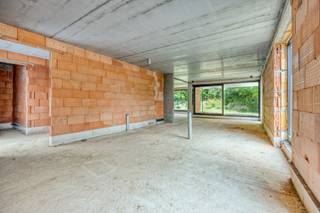 Op een zeer vlot bereikbare locatie, in de randgemeente Hofstade, treft u deze mogelijk energieneutrale(!!!) nieuwbouwwoning. Deze woning wordt u casco aangeboden en wacht nog op haar eindafwerking te financieren door de koper. Wat kan deze woning zo energiezuinig maken? : overal vloerverwarming(geen radiat. waardoor de ruimten optimaal kunnen gebruikt worden), warmtepomp, zonnepanelen, hoog rendementsglas, super isolatie muren en dak, E-peil lager dan 0 = eerste 5 jaar vrijgesteld van onroerende voorheffing.
Deze woning met zeer veel lichtinval door haar grote raampartijen en aandacht voor kwaliteit tot wonen is als volgt ingedeeld: gelijkvloers: zeer ruime inkomhal met toilet en berging, ruime leefruimte (89m²) met open keuken met zicht en toegang tot de tuin met groen zicht. - verdieping: nachthal, afzonderlijk toilet, waslokaal, 3 slaapkamers (1 met dressing) en badkamer. met mogelijkheid tot douche, afzonderlijk bad en dubbele lavabo. Vooraan de woning worden 2 parkeerplaatsen voorzien met de mogelijkheid tot een laadpaal. De prijs omvat de woning casco afgewerkt. Kortom een woning zonder zorgen waar thuiskomen een verademing is. Benieuwd naar deze opportuniteit? Contacteer ons voor verdere informatie en een bezoek ter plaatse via affligem@immoaccenta.be