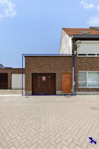 Welkom in Terhagen! <br /><br />Op een perceel van 106 m² vindt u deze ruime garage van 37 m², gelegen in een rustige doodlopende straat. De garage met manuele sectionaalpoort aan de voorkant biedt niet alleen voldoende plaats om uw wagen en fietsen te stallen, maar kan ook dienstdoen als magazijn of droge stockageruimte.<br /><br />Deze unieke eigendom is ideaal voor wie bouwplannen heeft, want als u sloopt en heropbouwt, komt u in aanmerking voor het voordelige 6%-btw-tarief. De garage heeft een breedte van 4,6 meter en een diepte van 8,3 meter, waardoor er veelzijdige mogelijkheden zijn voor gebruik of investering.<br /><br />De garage is onmiddellijk beschikbaar en vormt een uitstekende kans voor zowel eigen gebruik als investeerders die op zoek zijn naar een veelgevraagd vastgoed.<br /><br />Interesse gewekt? Contacteer ons kantoor via info@hiro.be of 03 230 00 14!