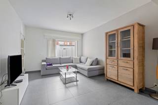 Instapklare woning met tuin in centrum Lede<br /><br />Ben je op zoek naar een woning in Lede met centrale ligging en veel ruimte? Zoek niet verder!<br /><br />Met meerdere slaapkamers, een gedeeltelijk geïnstalleerde keuken en een oostgerichte tuin biedt deze woning alle comfort die je zoekt.<br /><br />Indeling van de woning:<br />Gelijkvloers:<br />- Inkomhal<br />- Leefruimte met veel lichtinval<br />- Eetplaats<br />- Keuken <br />- Berging<br />- Apart toilet<br /><br />Eerste verdieping:<br />- Nachthal<br />- 2 Slaapkamers<br />- Badkamer (douche en ligbad, toilet)<br /><br />Tweede verdieping:<br />- Zolderruimte met vaste trap<br /><br />Troeven:<br />- Wandelafstand centrum Lede en station<br />- Bewoonbare oppervlakte van 153 m²<br />- Dubbele beglazing en PVC ramen<br />- Verwarming via moderne gaskachels en stookolie <br />- Parkeerruimte achteraan het perceel <br /><br />Bij Albert kom je thuis!<br /><br />Bekijk alle details en boek uw bezoek via deze link: