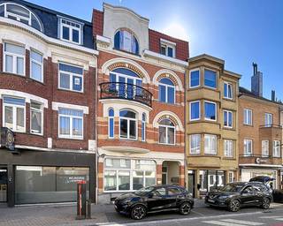 <p>Instapklaar op een interessante en centrale locatie bestaande uit een inkomhal, gezellige leefruimte met open keuken, zonnig terras, 2 slaapkamers, kleine bergzolder/mezanine en een ingerichte badkamer (ligbad met douchemogelijkheid, toilet en lavabomeubel).</p>
<p>Het appartement beschikt tevens over een grote private kelderberging en gemeenschappelijke fietsenstalling.</p>
<p>Extra troeven:</p>
<ul>
<li>Dubbele beglazing (PVC) en recent vernieuwde CV-ketel</li>
<li>Recent vernieuwd dak.</li>
<li>500 meter van het strand</li>
<li>Op wandelafstand van allerlei faciliteiten (winkels, centrum en openbaar vervoer)</li>
<li>Conforme keuring elektriciteit</li>
<li>Lage gemeenschappelijke kosten</li>
<li>Instapklaar</li>
</ul>
<p></p>
<p>Dit appartement is te koop ZONDER makelaar via het concept van Smart Houses! Verdere inlichtingen of bezoek? Contacteer rechtstreeks de eigenaar via 0479/30.96.32</p>