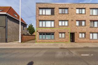 <p><strong>Instapklaar gelijkvloers appartement met tuin en garagebox nabij het centrum van Lier.</strong></p><p></p><p>Bent u op zoek naar comfortabel wonen op een rustige, maar centrale locatie? Dan is dit instapklare gelijkvloerse appartement met <strong>3 slaapkamers</strong>, <strong>privatieve tuin</strong> en <strong>garagebox</strong> zeker een bezoek waard.</p><p></p><p>Gelegen net buiten het centrum van Lier geniet u van een uitstekende bereikbaarheid. Supermarkten, openbaar vervoer, scholen en andere dagelijkse voorzieningen bevinden zich op wandelafstand, terwijl u ook snel het bruisende stadscentrum bereikt.</p><p>Het appartement beschikt over een lichtrijke leefruimte, een praktische keuken, twee volwaardige slaapkamers en een verzorgde badkamer. De privatieve tuin biedt de ideale plek om in alle rust te ontspannen of gezellig buiten te genieten. Bovendien beschikt u over een afgesloten garagebox, wat extra comfort en opbergruimte biedt. Geen gemeenschappelijke kosten.</p><p></p><p>✅ Gelijkvloers appartement</p><p>✅ 3 ruime slaapkamers</p><p>✅ Privatieve tuin</p><p>✅ Afgesloten garagebox</p><p>✅ Rustige ligging net buiten het centrum van Lier</p><p>✅ Supermarkten en openbaar vervoer op wandelafstand</p><p>✅ Ideaal voor starters, gezinnen, senioren of als investering</p><p></p><p>Interesse? Neem vandaag nog contact op voor meer informatie of een bezichtiging en ontdek zelf de troeven van dit aangename appartement.</p>