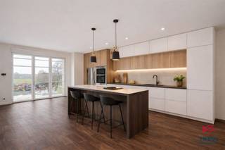 À vendre : charmant appartement neuf de 70 m² idéalement situé à Thuin, au deuxième étage d’une petite copropriété de seulement trois logements...