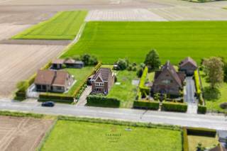 Au milieu des champs se trouve cette charmante maison mitoyenne à rénover avec un magnifique jardin orienté sud.À la campagne, mais à seulement 5...