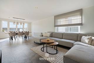 Voor meer info en foto’s, surf naar www.swevers.be –In het charmante Opoeteren (Maaseik) vind je deze instapklare halfopen woning op een perceel van...