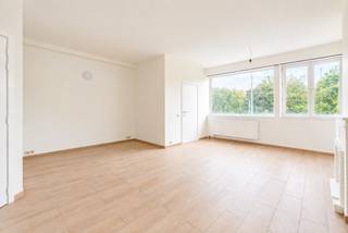 Perfect gerenoveerd 1 slaapkamer appartement op centrale ligging. <br />Beschikbaar vanaf 01-12.<br /><br />Indeling: <br />Leefruimte op mooie parket, open ingerichte keuken (voorzien van vaatwasser, oven, kookvuur, dampkap, koelkast met diepvries, aparte slaapkamer, badkamer met douche en toilet. <br /><br />Gelegen op de 2e verdieping aan de vooraan van het gebouw. Veel lichtinval. Maandelijkse provisie kosten 150 euro: privé waterverbruik en privé verwarming inbegrepen. Elektriciteitsverbruik met eigen meter. Brandverzekering met afstand van verhaal inbegrepen, lift, administratieve en technische bijstand. <br />Gunstige EPC score van 157 kWh/m².