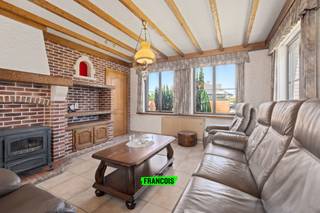 Welkom in de Doornstraat 51 te Torhout!<br /><br />Deze karaktervolle open bebouwing met drie bijzonder ruime slaapkamers biedt een perfecte combinatie van ruimte, comfort en privacy.<br /><br />Bij het betreden van de woning komt u in een verzorgde inkomhal met apart gastentoilet. Van daaruit bereikt u de lichtrijke en royale leefruimte, ingedeeld in een gezellige zithoek en een aangename eetplaats. Aansluitend bevindt zich de functionele keuken, die directe toegang biedt tot de zonnige tuin. Op het gelijkvloers vindt u bovendien een volwaardige slaapkamer en badkamer, ideaal voor wie toekomstgericht en comfortabel wil wonen.<br /><br />Op de eerste verdieping bevinden zich nog twee uitzonderlijk ruime slaapkamers van elk circa 23 m², evenals een extra apart toilet.<br /><br />De zuidgerichte tuin vormt een echte troef en biedt een oase van rust en privacy, met een overvloed aan natuurlijk licht in de woning als extra pluspunt. Daarnaast beschikt het pand over een ruime tuinberging en een inpandige garage wat zorgt voor extra opslagruimte en praktische parkeermogelijkheden.<br /><br />Bent u opzoek naar een open bebouwing met tal van potentieel? Neem dan snel contact op voor een bezoek ter plaatse!<br /><br />Elk prijsvoorstel hoger, lager of gelijk aan deze prijs zal worden voorgelegd aan de eigenaar(s).<br /><br />