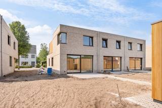 <p><strong>Energiezuinige BEN-nieuwbouwwoning met 3 slaapkamers, staanplaats en zonnige tuin</strong></p>
<p>Deze kwalitatieve <strong>BEN-nieuwbouwwoning</strong> combineert hedendaags wooncomfort met een energiezuinige afwerking en een doordachte indeling. Dankzij de <strong>open leefruimte</strong>, <strong>drie volwaardige slaapkamers</strong>, een <strong>volledig omheinde tuin</strong> en de nieuwste duurzame technieken geniet deze woning van alle comfort voor vandaag én morgen.</p>
<p><strong>Gelijkvloerse verdieping<br /></strong>- <strong>Inkomhal</strong> met apart gastentoilet<br />- <strong>Praktische berging<br /></strong>- <strong>Moderne open keuken</strong> die naadloos aansluit op de eetkamer en de lichtrijke leefruimte<br />- <strong>Ruime leefruimte</strong> met directe toegang tot het terras en de tuin</p>
<p><strong>Eerste verdieping<br /></strong>- <strong>Nachthal<br /></strong>-<strong> Drie volwaardige slaapkamers<br /></strong>-<strong> Badkamer</strong> voorzien van bad, douche, dubbele lavabo en toilet</p>
<p><strong>Tuin en buitenruimte<br /></strong>- <strong>Volledig omheinde tuin</strong> met aangelegd terras<br />- <strong>Voorziening voor een robotmaaier<br /></strong>- <strong>Eigen parkeerplaats<br /></strong>- <strong>Praktische tuinberging</strong>, ideaal voor fietsen en vuilniscontainers</p>
<p><strong>Bijzonderheden<br /></strong>-<strong> BEN-woning</strong> met een <strong>E-peil lager dan 20<br /></strong>- <strong>Energiezuinig</strong> en <strong>toekomstgericht wonen<br /></strong>- <strong>Lichtrijke leefruimte</strong> met open keuken<br />- <strong>Drie volwaardige slaapkamers<br /></strong>- <strong>Volledig omheinde tuin<br /></strong>- <strong>Eigen parkeerplaats</strong> en praktische <strong>berging<br /></strong>- <strong>Vloerverwarming</strong> in combinatie met een <strong>warmtepomp<br /></strong>- <strong>Zonnepanelen<br /></strong>- <strong>Ventilatiesysteem D</strong> met warmterecuperatie</p>
<p><strong>Ligging<br /></strong>Gelegen op een rustige locatie met een vlotte verbinding naar winkels, scholen, openbaar vervoer en belangrijke invalswegen. Bovendien bevindt de woning zich <strong>op korte afstand van de Nederlandse grens</strong> en <strong>nabij de autosnelweg</strong>, waardoor zowel Antwerpen als Breda en de omliggende gemeenten vlot bereikbaar zijn. Een ideale uitvalsbasis voor wie comfortabel en energiezuinig wil wonen in een aangename woonomgeving.</p>
<p><strong>Een instapklare BEN-nieuwbouwwoning waar duurzaamheid, comfort en een kwalitatieve afwerking perfect samenkomen. De ideale keuze voor wie zorgeloos wil genieten van een energiezuinige thuis.</strong></p>
<p></p>