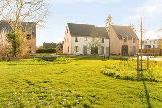 Wonen in het groen, met alles dichtbij: Smeskeshof in Waregem is een kleinschalig nieuwbouwproject met moderne, landelijk geïnspireerde woningen waar ruimte en comfort centraal staan.Elke woning beschikt over 3 of 4 volwaardige slaapkamers en is ontworpen om mee te groeien met je gezin. Extra troef: de zolderverdieping kan je naar wens afwerken tot een 4e of zelfs 5e slaapkamer, hobbyruimte, bureau of speelzolder.Dankzij de nieuwste technieken geniet je van hedendaags wooncomfort en een energiezuinige toekomst. De indeling is praktisch en licht, met aangename leefruimtes en een warme, tijdloze uitstraling.Waarom kiezen voor Smeskeshof?- Moderne, landelijke architectuur- 3 of 4 slaapkamers, uitbreidbaar via zolder- Nieuwste technieken en hedendaags wooncomfort- Rustige ligging in Waregem, met vlotte bereikbaarheidOntdek jouw nieuwe thuis in Smeskeshof; waar stijl, ruimte en toekomstgericht wonen samenkomen. Neem contact op voor plannen, prijzen en beschikbaarheden.