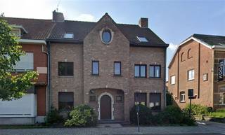 Dit zeer ruim appartement is gelegen in een gebouw bestaande uit 2 wooneenheden.Het appartement omvat zowel de gelijkvloers als 1e verdieping, samen...