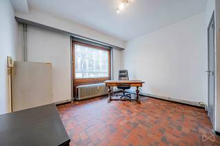 Proche du centre, et de la Place Nervienne, dans un immeuble résidentiel, espace de 35m² à aménager en studio comprenant 2 pièces de vie, un hall,...