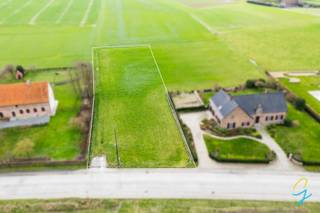 Bouwrijp perceel met een reeds aangelegde weg met de nodige nutsvoorzieningen met een breedte van 28 m en een diepte van 106 m. Het perceel is rustig...