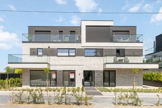 <strong>RESIDENTIE RENART <br /><br />Thuiskomen waar moderne achitectuur, riante woonruimtes en hoogwaardig comfort hand in hand gaan. <br /><br /></strong><span>Residentie Renart biedt 12 state-of-te-art appartementen die zich onderscheiden op vlak van comfort, afwerking en uitzonderlijke oppervlaktes. Zowel binnen als buiten. Elk appartement beschikt over 2 of 3 riante terrassen die een waardevol verlengstuk vormen van de mooie leefruimtes. Extra troef is het panoramisch uitzicht aan de achterzijde over het groene landschap. De binnenruimtes zijn doordacht ontworpen voor een maximaal woongenot en worden tot in de puntjes afgewerkt. <span>Daarnaast wordt een grote nadruk gelegd op energie-efficiëntie. De duurzame combinatie van hoogwaardige isolatie, zonnepanelen, ventilatiesysteem en een geavanceerde warmtepomp resulteert dan ook in een lagere energiefactuur. </span><br /><br /></span><strong>Riemst</strong><br /><br />Vertoeven in het groen en toch overal vlakbij? Dan is Riemst de perfecte uitvalsbasis voor jou! Deze landelijke gemeente is centraal gelegen tussen de steden Maastricht, Bilzen, Tongeren en Visé. Bovendien liggen alle nodige voorzieningen op fietsafstand. Extra troef: een adembenemend uitzicht over de achtergelegen velden.