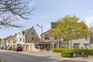 Deze woning bevindt zich in een rustige straat, op wandelafstand van het strand, bus- en tramhaltes en diverse winkels en supermarkten. Op slechts tien minuten fietsen staat men in het centrum van Oostende!<br />Het huis is werkelijk instapklaar en werd door de jaren heen gerenoveerd.<br />Op het gelijkvloers bevindt zich een handelszaak die bestaat uit een winkelruimte/ontvangstruimte, een gastentoilet, 2 bergingen waarvan één met aparte toegang naar de straat en één met afwasbak.<br />Het handelspand werd jarenlang succesvol uitgebaat als kapsalon. Door het verdwijnen van deze activiteit is er vandaag een duidelijke vraag naar een gelijkaardige dienstverlening in de buurt.<br />Daarnaast leent het pand zich uitstekend voor andere vrije beroepen, zoals een nagelstudio, schoonheidsinstituut, hondentrimsalon, medische praktijk,... Verder kan dit handelsgedeelte eenvoudig worden ingericht als polyvalente ruimte of hobbyruimte of bestaat de mogelijkheid om dit gedeelte om te vormen tot een ruime garage mits het bekomen van een bouwvergunning.<br />Het woongedeelte (bereikbaar via een aparte inkomdeur) is ingedeeld als volgt:<br />- op het gelijkvloers; inkomhal, zeer ruime en lichtrijke woonkamer bestaande uit eet- en zithoek, open, geïnstalleerde keuken met mooi granieten werkblad, toegang tot de zonnige en onderhoudsvriendelijke tuin (met uitweg achteraan de woning), berging met aansluiting voor wasmachine;<br />- op de eerste verdieping: nachthal, 3 slaapkamers waarvan één met inbouwmeubels, badkamer met lavabomeubel, toilet en inloopdouche;<br />- op de tweede verdieping: 4e slaapkamer met 'zoldermezzanine" en berging.<br />De elektrische installatie is conform de geldende normen. Bovendien is het pand uitgerust met zonnepanelen met groenestroomcertificaten, die nog ongeveer vijf jaar recht geven op premies van circa € 1.000 per jaar. Waterontharder aanwezig. <br />De ramen werden 8 jaar geleden vernieuwd.<br />Kom zelf de vele troeven van deze moderne woning ontdekken en vraag nu je bezoek aan!