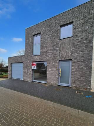 Moderne halfopen BEN-woning in De Briekerie, Groot-Poperinge (Roesbrugge) , met garage en tuin. Deze nieuwbouwwoning (bouwjaar 2024) combineert...