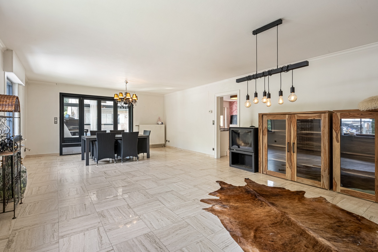 Ruime op te frissen gezinswoning met 4 slaapkamers, dubbele garage en zonnige tuin op 1.595 m² - foto 5