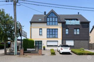 Nabij het centrum van Bornem vinden we dit ruime duplex appartement terug op een aangename en rustige locatie. Dankzij de ligging op wandelafstand van het recreatiedomein Breeven en de kinderboerderij is dit een ideale omgeving voor wie graag geniet van groen, rust en ontspanning.<br /><br />Via de inkomhal betreden we de ruime en lichtrijke leefruimte. Naast de leefruimte is er voldoende plaats voorzien voor een bureau, ideaal voor wie van thuis uit werkt. Aansluitend bevindt zich de zeer ruime, volledig uitgeruste keuken. Vanuit de keuken heb je rechtstreeks toegang tot het ruime terras, waar je in alle rust kan genieten van de buitenlucht. Op deze verdieping bevindt zich tevens een gastentoilet en de trap naar de lager gelegen verdieping, waar het slaapgedeelte zich bevindt.<br /><br />Via de trap naar beneden bereiken we twee bijzonder ruime slaapkamers. De master bedroom beschikt bovendien over een eigen dressing. Verder vinden we de ruime badkamer terug, uitgerust met een ligbad, douche, dubbele lavabo en toilet.<br /><br />Ook op vlak van bergruimte en parkeren biedt dit appartement heel wat extra's. Er zijn twee privatieve kelderbergingen aanwezig en de garage biedt plaats voor maar liefst twee wagens. De garage kan mee aangekocht worden aan € 20.000,00. <br /><br />Ben je op zoek naar een ruim duplex appartement?<br />Contacteer ons gerust via bryann@julimmo.be of 0492 86 51 03.