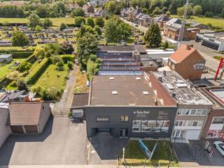 <p>Commerciële ruimte op een toplocatie.</p><p>Bestaande uit een volledig gerenoveerde showroom, burelen, en parking. <br />TROEVEN: nieuwe dakconstructie, vloerverwarming, nieuwe elektrische installatie.</p><p>INDELING: aparte garage, parking, atelier van een 280m2, burelen/praktijk, keuken, badkamer, handige grote kelder. <br />Op het verdiep bevinden zich een leefruimte en 2 slaapkamers. ideale commerciële locatie, nabij alle winkels!</p><p>Te koop via Immo Beguin, jouw vastgoedexpert sinds 2009, met kantoren in Ronse, Waregem, Kortrijk, Deinze, Doornik en Lessines. <br />Meer info via guido@immobeguin.be</p>