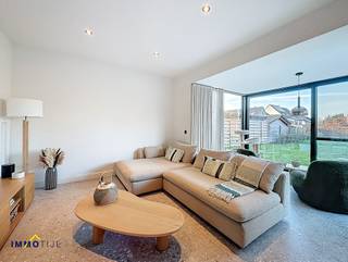 Deze ruime en volledig instapklare woning werd grondig gerenoveerd met oog voor kwalitatieve materialen, een verfijnde afwerking en...