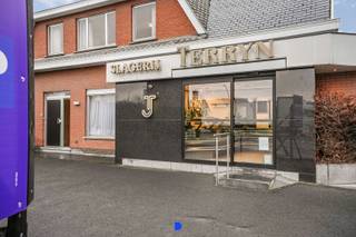 Ruime woning met handelsruimte waarin jaren een gekende slagerij werd uitgebaat – een unieke opportuniteit in de streek.<br /><br />Dankzij de commerciële ligging vormt dit pand de ideale uitvalsbasis voor jouw handelszaak. De combinatie van wonen en werken onder één dak maakt dit een bijzonder interessant aanbod.<br /><br />Deze eigendom is momenteel ingericht als slagerij maar biedt ook mogelijkheden voor andere doeleinden (viswinkel, bakkerij, traiteur, frituur, broodjeszaak, groenten &amp; fruit, kaaswinkel, kantoor, …).<br /><br /><strong>Indeling:</strong><br />De woning bevat een inkomhal met trap, gastentoilet met vestiaire en bureauruimte. <br />Ruime lichtrijke living met schouw in natuursteen en cassette. Ruime keuken.<br />Op het verdiep 4 slaapkamers, badkamer en zolderruimte.<br /><br />Vanuit de keuken bereik je de slagerij met vooraan de winkel zelf en achteraan het atelier en de werkplaats, diverse koelingen en de dubbele garage met onder meer ruime diepvriescel.<br /><br />Tuin met terras &amp; siervijver.<br />Voor het handelshuis is er voldoende parkeergelegenheid.<br /><br /><strong>Details:</strong><br />- kloeke &amp; polyvalente eigendom met het nodige renovatiewerk<br />- cv op aardgas<br />- aluminium schrijnwerk met enkel glas<br />- boorput<br />- onmiddellijk beschikbaar<br /><br /><strong>Contact:</strong><br />Voor meer informatie of een bezoek, contacteer Stijn op 0491 61 42 19 of info@stijndebusschere.be