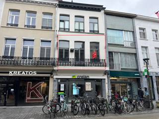 <p><span>1 Slpk. app. op toplocatie in centrum Mechelen</span></p><p><span> </span></p><p><span>Dit appartement is centraal gelegen op de eerste verdieping van een kleinschalig appartementsgebouw, in het hart van Mechelen.</span><span> </span><span>Je komt binnen via de gemeenschappelijke inkomhal en betreedt meteen de ruime en lichtrijke leefruimte. Dankzij de grote raampartijen geniet deze ruimte van veel natuurlijk licht. </span></p><p><span>Aansluitend bevindt zich een keuken, uitgerust met microgolf en koelkast. Verder beschikt het appartement over een ruime slaapkamer (12m²),  die voldoende ruimte biedt voor een dubbel bed en extra kasten . Verder is er nog een badkamer welke aansluit op de slaapkamer en is voorzien van een douche en lavabo. In de badkamer is er ook aansluiting voorzien voor een wasmachine, wat zorgt voor extra comfort.</span></p><p><span> </span></p><p><span>De centrale ligging is een absolute troef: alles wat je nodig hebt bevindt zich op wandelafstand, terwijl je toch geniet van een aangename woonomgeving.</span></p><p><span> </span></p><p><span>Beschikbaar vanaf:</span><span> 1 juni</span></p><p><span>Huurprijs:</span><span> €840/maand (geen gemeenschappelijke kosten)</span></p><p><span> </span></p>