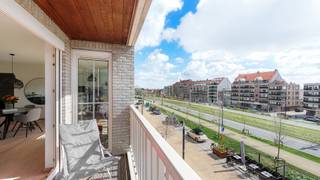 Op een absolute toplocatie te Heist, in de gegeerde Graaf d’Ursellaan, verkopen wij dit prachtig appartement dat uitblinkt in licht, ruimte en comfort. Dankzij de hoekligging geniet u hier van mooie, open zichten en een overvloed aan zonlicht. Energiezuinig met een energielabel A.<br /><br />Het appartement ligt net achter de Zeedijk waardoor u geniet van een optimale oriëntatie naar het zuiden. Een absoluut vakantiegevoel met het strand en de duinen om de hoek. <br />Een bewoonbare oppervlakte van ca.116 m² wat interessant is voor zowel vaste bewoning als tweede verblijf. <br /><br />Indeling: inkomhal met gastentoilet, fantastische leefruimte met parket en toegang tot het zonneterras, halfopen keuken met alle nodige toestellen, een praktische berging met wasmachine-aansluiting. Verder nog 3 volwaardige slaapkamers met elk hun badkamer.<br />Algemene fietsenstalling in het gebouw en een privatieve kelder inbegrepen in de prijs.<br /><br />Een zeldzame kans op een absolute toplocatie.<br /><br />Bezoeken of meer informatie?<br />Contacteer Sacha Vanrafelghem op GSM 0487/43.79.10.