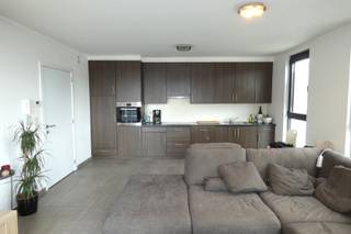 Recent appartement met alle winkels, scholen en openbaar vervoer op wandelafstand. Dit gezellige appartement bevindt zich op de tweede verdieping en heeft de volgende indeling: inkomhal/nachthal met inbouwkast (8,20m²), toilet (1,30m²), badkamer (5m²) met enkele lavabo en inloopdouche, slaapkamer 1 (13m²), slaapkamer 2 (10m²), berging/wasplaats (1,80m²) en leefruimte met open keuken (30m²) voorzien van een enkele spoelbak, keramische kookplaat, dampkap, koelkast met vriesvak, vaatwasmachine en oven. Aansluitend aan de leefruimte vinden we het zuidwest gericht terras (6,50m²). De huurprijs is inclusief 1 overdekte autostaanplaats vooraan het gebouw en een aparte berging op de gelijkvloerse verdieping. De maandelijkse provisie bedraagt 25euro. Deze omvat het verbruik van elektriciteit in de gemeenschap, het onderhoud van de voortuin en het onderhoud van de brandbeveiliging. Vrij op 15/10/2026. Indien u graag een bezoek wenst, aarzel niet ons te contacteren op affligem@immoaccenta.be