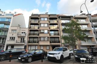 Deze makkelijk bereikbare binnenstaanplaats is gelegen in de Paul Parmentierlaan 202 - 204. <br />De staanplaats is gelegen op -1 nummer P22, te bereiken via een autobrug. <br /><br />Afmetingen van de staanplaats: Lengte: 5.30m, breedte: 3.40m, breedte op het smalste punt: 2.30m, max hoogte: 1.85m<br /><br />Er is een sleutel en een afstandsbediening om de garagepoort van buitenaf te openen. <br /><br />De staanplaats is onmiddellijk beschikbaar.