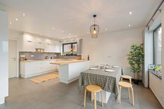 Te koop: ruim gelijkvloers appartement in Dendermonde, met grote tuin en staanplaats voor de wagen.Dit instapklare appartement (bouwjaar 2008)...