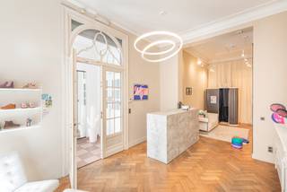 Deze mooie ruimte van ongeveer 70 m² is gelegen in een prachtig herenhuis op een ideale locatie aan het gerechtsgebouw van Leuven en op 2 stappen van de drukke Diestsestraat. Door de dagelijks grote passage geniet u hier van een enorme visibiliteit. De bovenliggende verdiepen bestaan uit nieuwe studio’s.<br /><br />Het gelijkvloers bestaat uit verschillende achter elkaar liggende ruimtes. Op verdieping -1 bevindt zich een extra bergruimte/kelder. De authentieke elementen zoals de visgraat parket en de knappe schouwen vallen meteen op. Verdere afwerking kan in samenspraak met de eigenaar gebeuren. <br /><br />De huurprijs bedraagt 1.495 euro per maand. De contracten voor het verbruik van water, elektriciteit en verwarming zijn door de huurder zijn af te sluiten bij leveranciers naar keuze. Er zijn geen gemeenschappelijke kosten. <br /><br />Staat u op het punt uw eigen kantoor te starten en bent u nog op zoek naar de meest ideale locatie in een authentiek kader? Contacteer ons dan voor bijkomende informatie of een bezoek ter plaatse.<br /><br />016 40 60 20 // info@covas.be // www.covas.be